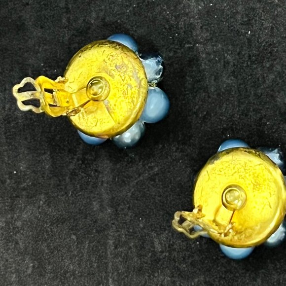 Vintage Gold Tone Faux Blue Pearl Cluster Clip On Earrings Japan (3539) - Picture 6 of 7